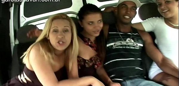  Garotas da Van - Homem pega carona e faz sexo com as mulheres no carro